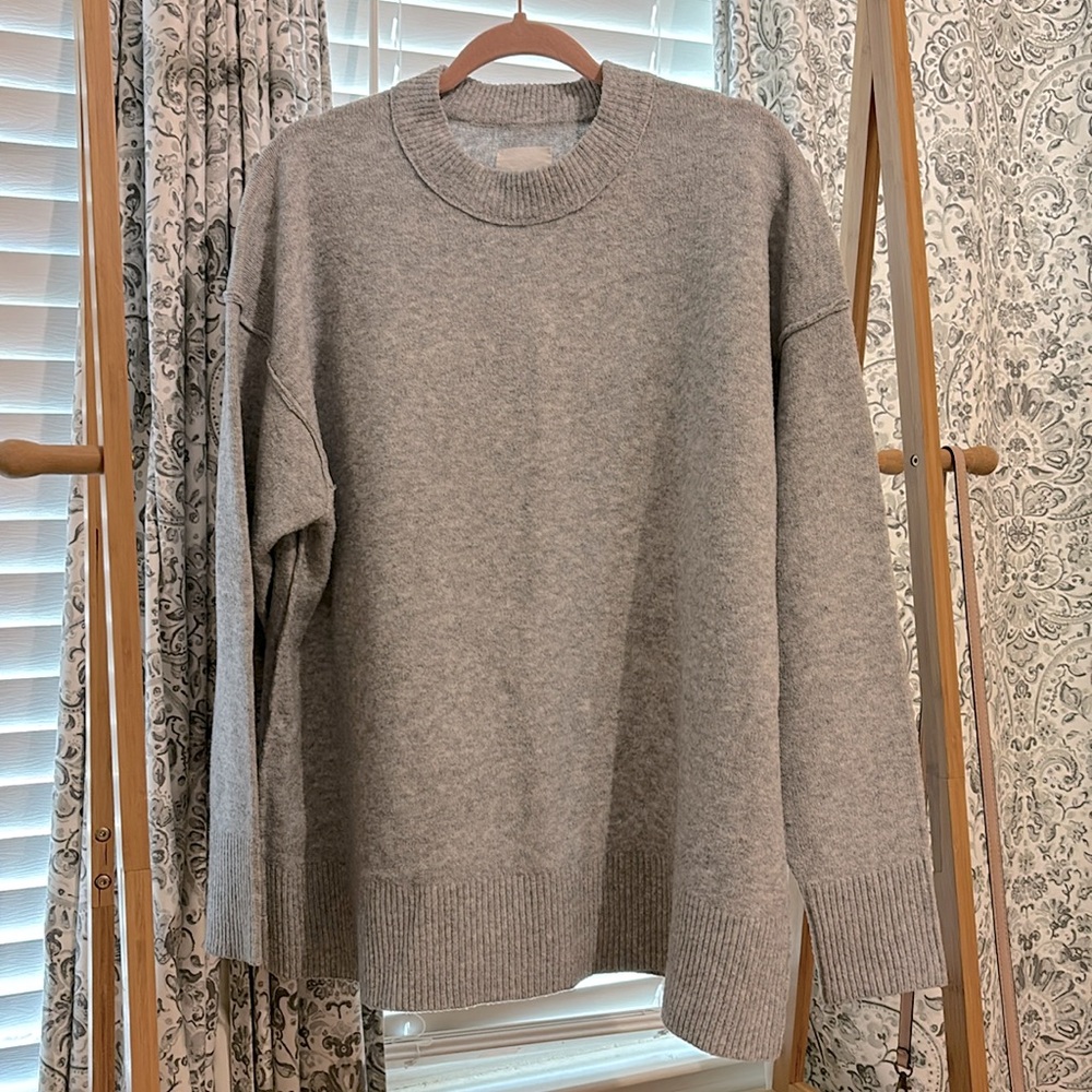 EUC Aerie sweater grey